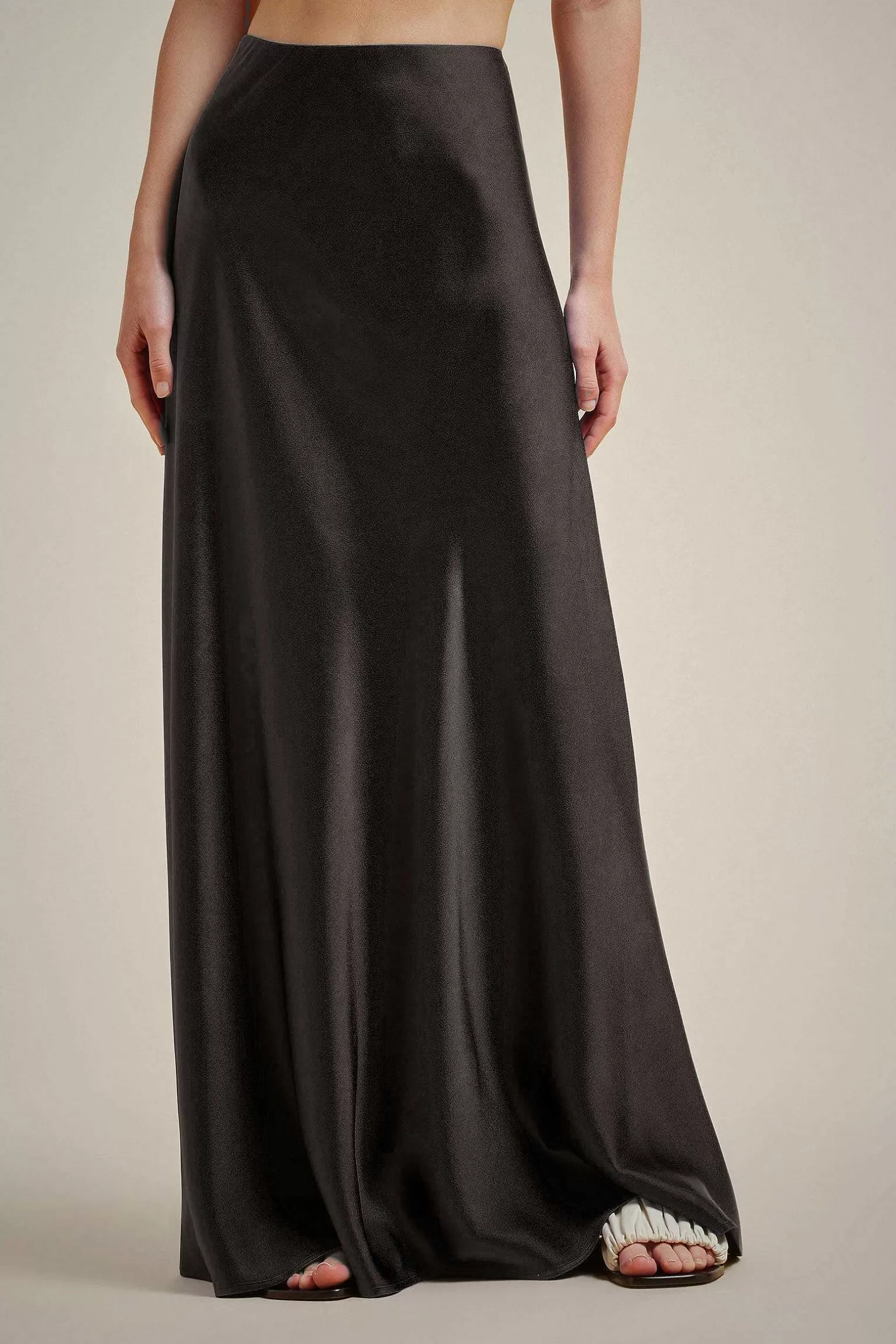 Shop Liviana conti Gonna Marea | Latte D'Avena | Nero